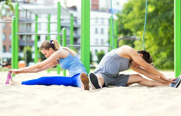 Jovens casais treinando ao ar livre — Fotografia de Stock