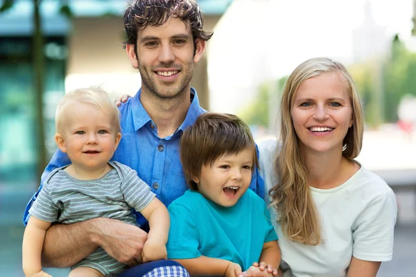 Giovane famiglia con due bambini — Foto Stock