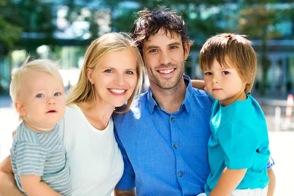 Ung familj med två barn — Stockfoto