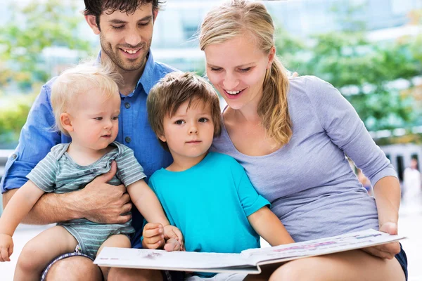 Family reading book — Stock Photo, Image