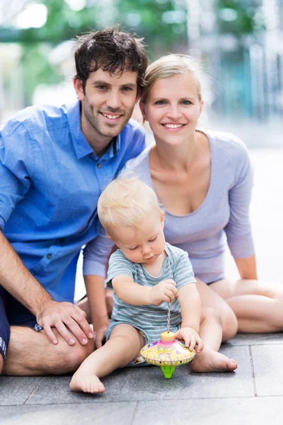 Junge Eltern mit kleinen Jungen — Stockfoto