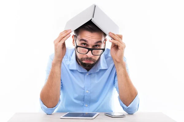 Hombre sosteniendo portátil sobre la cabeza —  Fotos de Stock