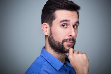 Yakışıklı genç adam.