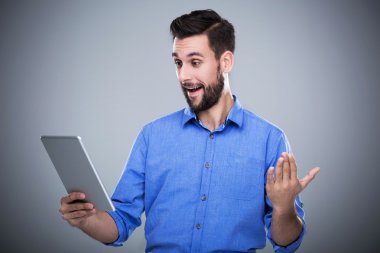 Dijital tablet tutan adam