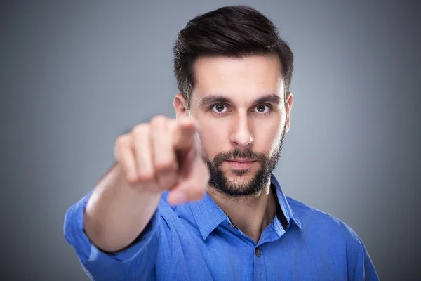 Mann zeigt mit dem Finger — Stockfoto