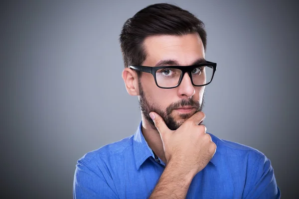 Junger Mann denkt nach — Stockfoto