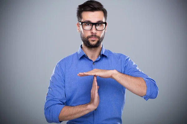 Mann zeigt Auszeit-Geste — Stockfoto