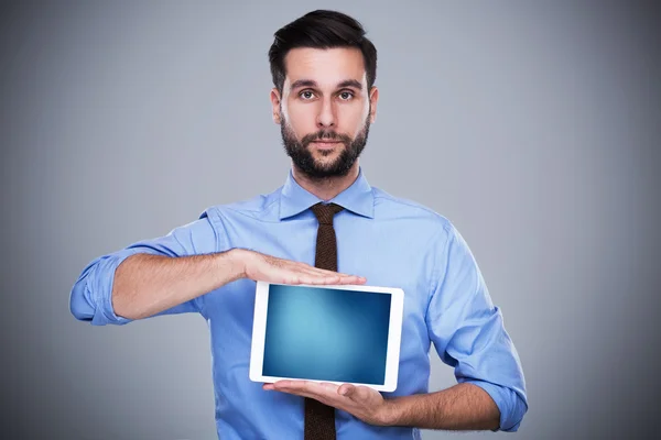 Hombre sosteniendo tableta digital — Foto de Stock