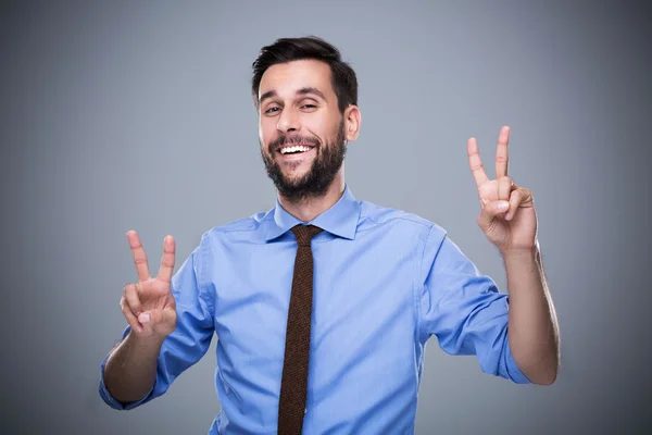 Mann macht Friedenszeichen — Stockfoto