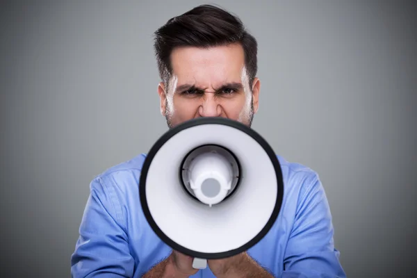 Homem gritando através de megafone — Fotografia de Stock