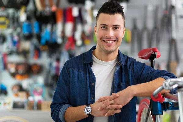 Salesman in bicycle shop — Stock Photo, Image