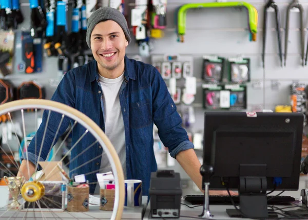 Salesman in bicycle shop — Stock Photo, Image