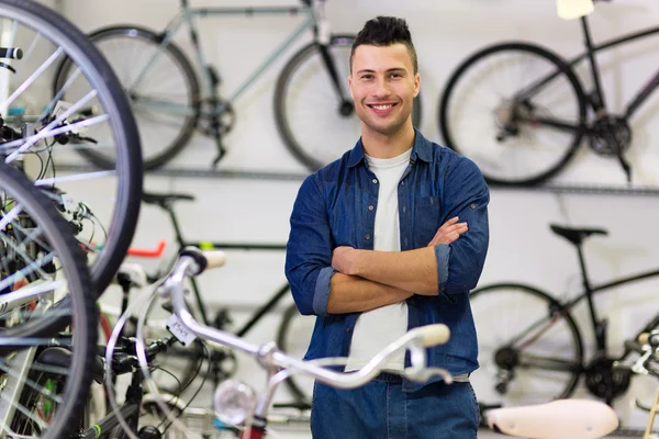 Commerciante nel negozio di biciclette — Foto Stock