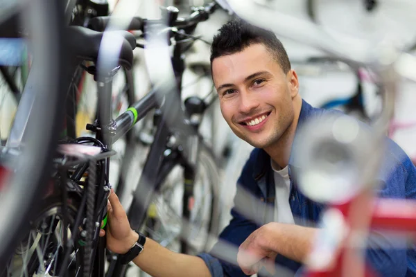 Cycle technician in workshop — Stock Photo, Image