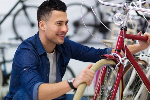 Cycle technician in workshop — Stock Photo, Image