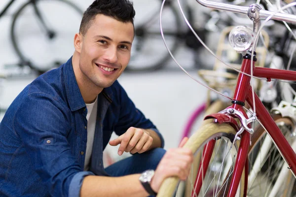 Ciclista tecnico in officina — Foto Stock