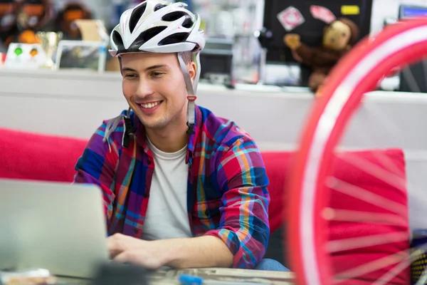 Corriere bici utilizzando laptop — Foto Stock