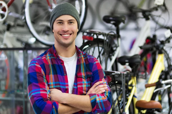 Commerciante nel negozio di biciclette — Foto Stock