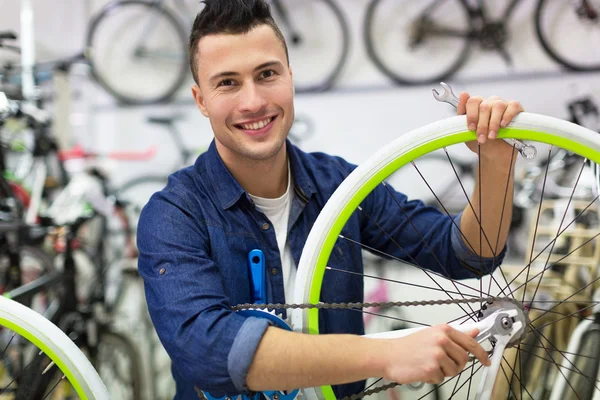 Fahrradtechniker in der Werkstatt — Stockfoto