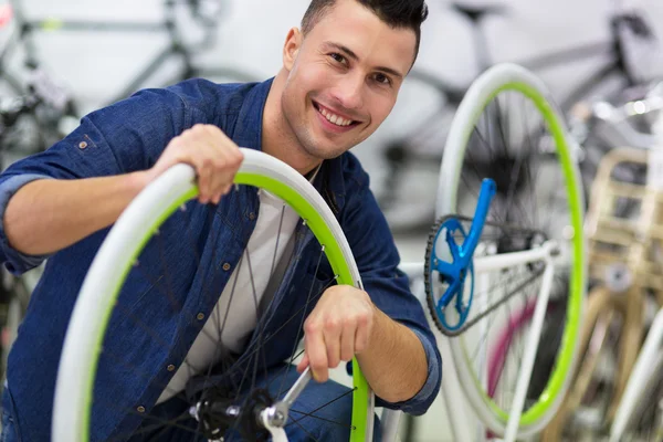 Cykeln tekniker i workshop — Stockfoto