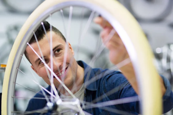 Cycle technician in workshop — Stock Photo, Image