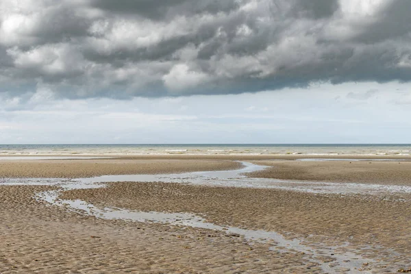 Oostduinkerke, Belgique : Vue sur la mer du Nord sous de gros nuages — Photo