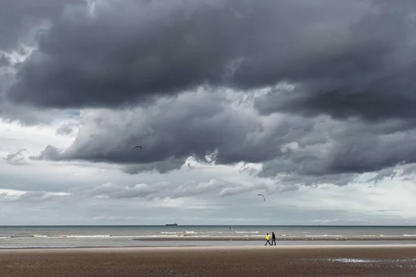 Oostduinkerke, Bélgica - 23 de octubre de 2020: Bonita vista de la playa del Mar del Norte bajo pesadas nubes —  Fotos de Stock