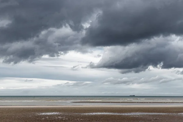 Oostduinkerke, Belgique - 23 octobre 2020 : Belle vue sur la plage de la mer du Nord sous de gros nuages — Photo