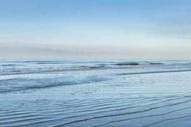 Oostduinkerke, Belçika: Mavi tonlu susam bandı