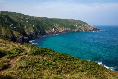 Cornwall, İngiltere. Sahil yolu boyunca deniz manzarası. St. Ives ve Pendeen arasında