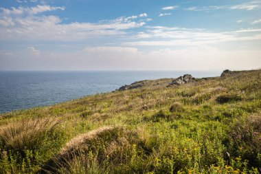 Cornwall, İngiltere. Sahil yolu boyunca deniz manzarası. St. Ives ve Pendeen arasında