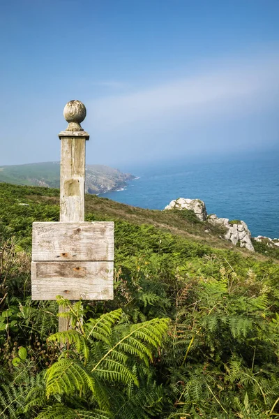 Cornwalli, Wielka Brytania: Pusty znak wzdłuż kornwalijskiej ścieżki brzegowej. Pomiędzy St. Ives i Pendeen — Zdjęcie stockowe