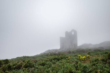 Pendeen, Cornwalli, UK: Sisteki eski teneke madeninin kalıntıları. Cornish coqst yolu boyunca.