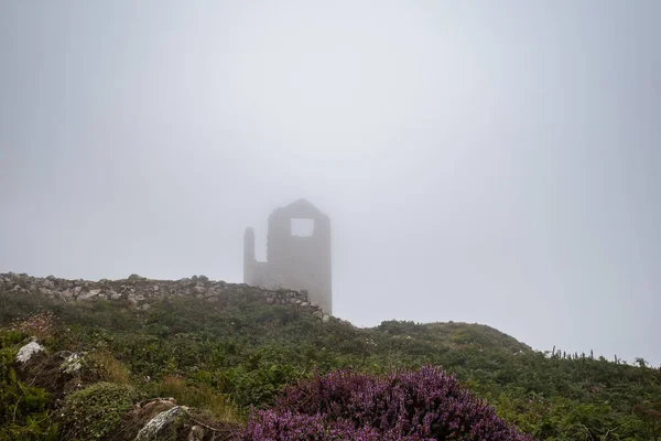 Pendeen, Cornwalli, Wielka Brytania: Ruiny starej kopalni cyny we mgle. Wzdłuż Tne Cornish ścieżka kaktusowa. — Zdjęcie stockowe