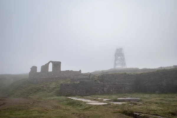 Pendeen, Cornwalli, Wielka Brytania: Ruiny starej kopalni cyny we mgle. Wzdłuż Tne Cornish ścieżka kaktusowa. — Zdjęcie stockowe