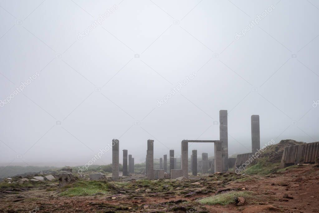 Pendeen, Cornwalli, UK: Ruins of the old tin mine in the mist