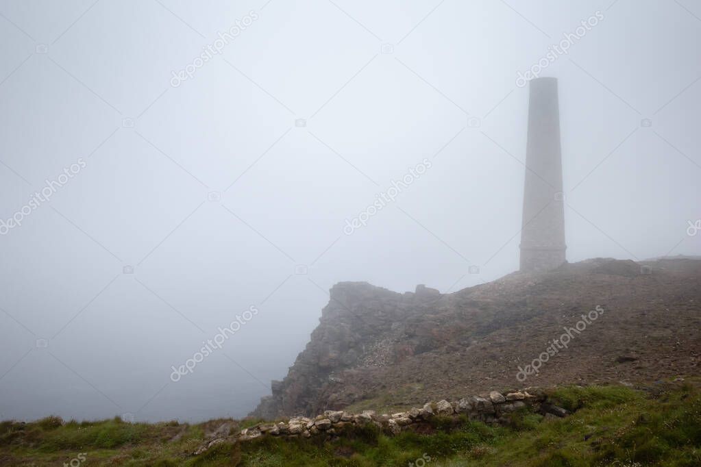 Pendeen, Cornwalli, UK: Old chimney on the old tin mine site in the mist