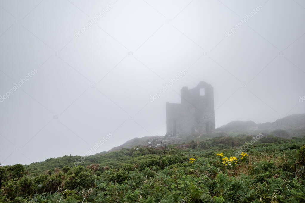 Pendeen, Cornwalli, UK: Ruins of the old tin mine in the mist. Along tne Cornish coqst path.