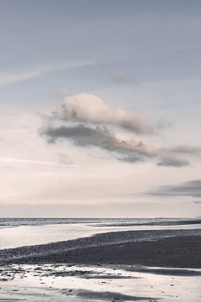 Oostduinkerke, Bélgica: Paisaje marino con hermosos colores claros y monocromáticos — Foto de Stock