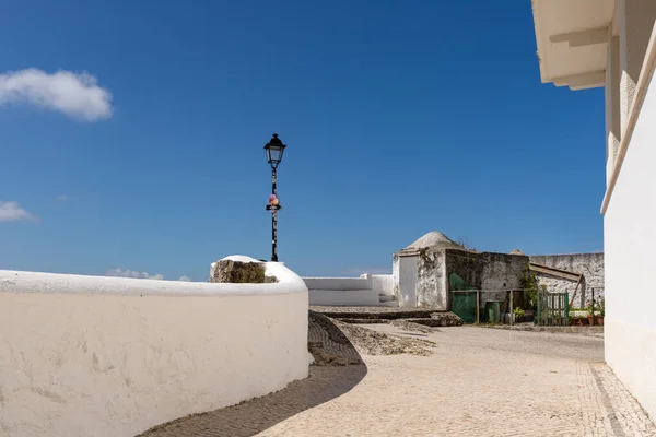 Nazare, Portugalia - 28 czerwca 2021: Uliczna latarnia na balustradzie Miroudouro do Suberco w Sitio de Nazare — Zdjęcie stockowe