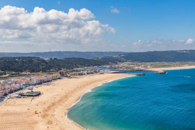 Nazare, Portekiz - 28 Haziran 2021: Miradoura do Souberca bakış açısından görüldüğü üzere Nazare Körfezi
