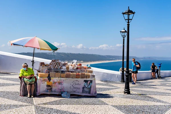 Nazare, Portugal - 28 de junho de 2021: Mulheres com roupas tradicionais que vendem frutas secas no Miradouro do Suberco — Fotografia de Stock