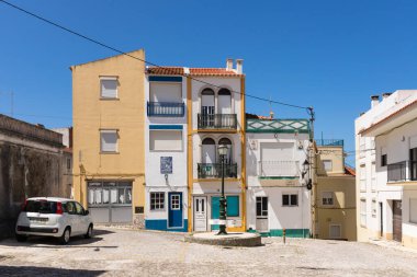 Nazare, Portekiz - 28 Haziran 2021: Nazare Sitio 'nun renkli bir caddesinde tipik pitoresk evler