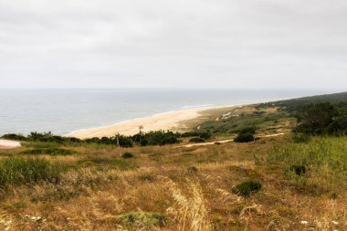 Nazare, Portekiz - 30 Haziran 2021: Avrupa 'nın en popüler sörf bölgelerinden biri olan Kuzey Sahili manzarası