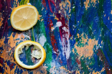 Renkli arka plan üzerinde limon parçaları