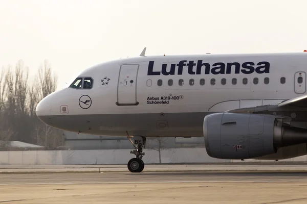 Aviones Lufthansa Airbus A319-100 funcionando en la pista — Foto de Stock