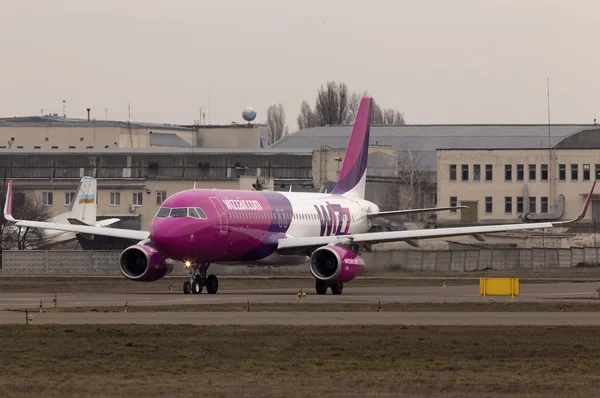 Aviones Wizz Air Airbus A320-232 funcionando en la pista — Foto de Stock