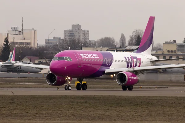 Wizz Air Airbus A320-232 vliegtuigen wordt uitgevoerd op de start-en landingsbaan — Stockfoto