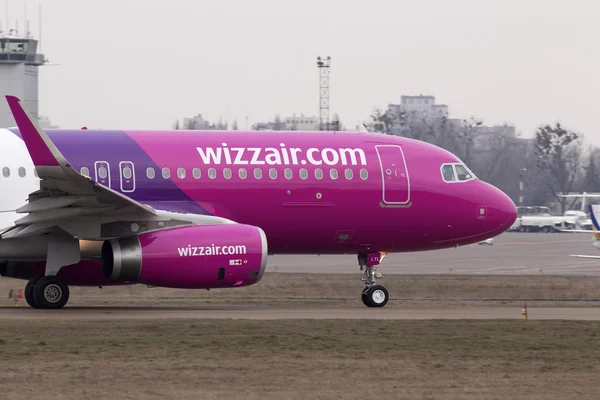 Wizz Air Airbus A320-232 vliegtuigen wordt uitgevoerd op de start-en landingsbaan — Stockfoto