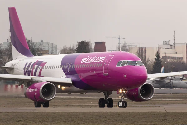 Aeromobile Wizz Air Airbus A320-232 in esecuzione sulla pista — Foto Stock